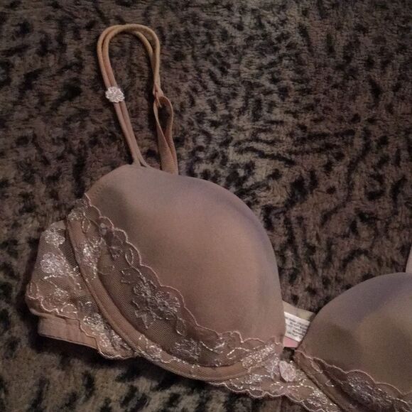 Victoria’s Secret Angels Demi Bra​​​​​​​ - Picture 4 of 5